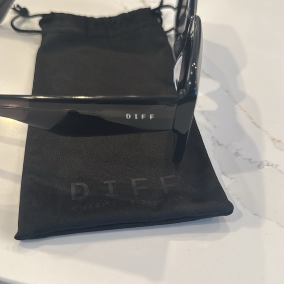NWOT. DIFF Black Sunglasses with dust cover - Picture 3 of 4